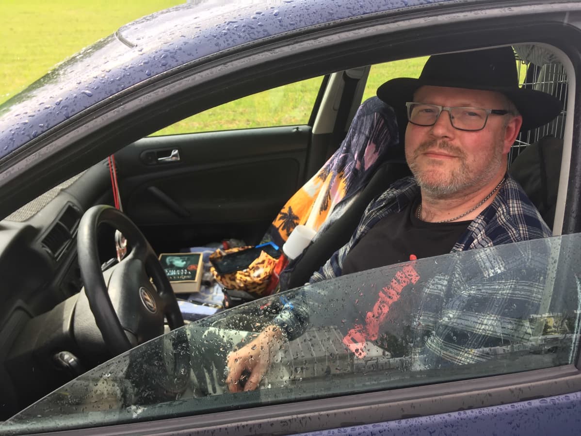 Peräseinäjokinen Juha Mäkinen jonotti ilmaista bensaa.