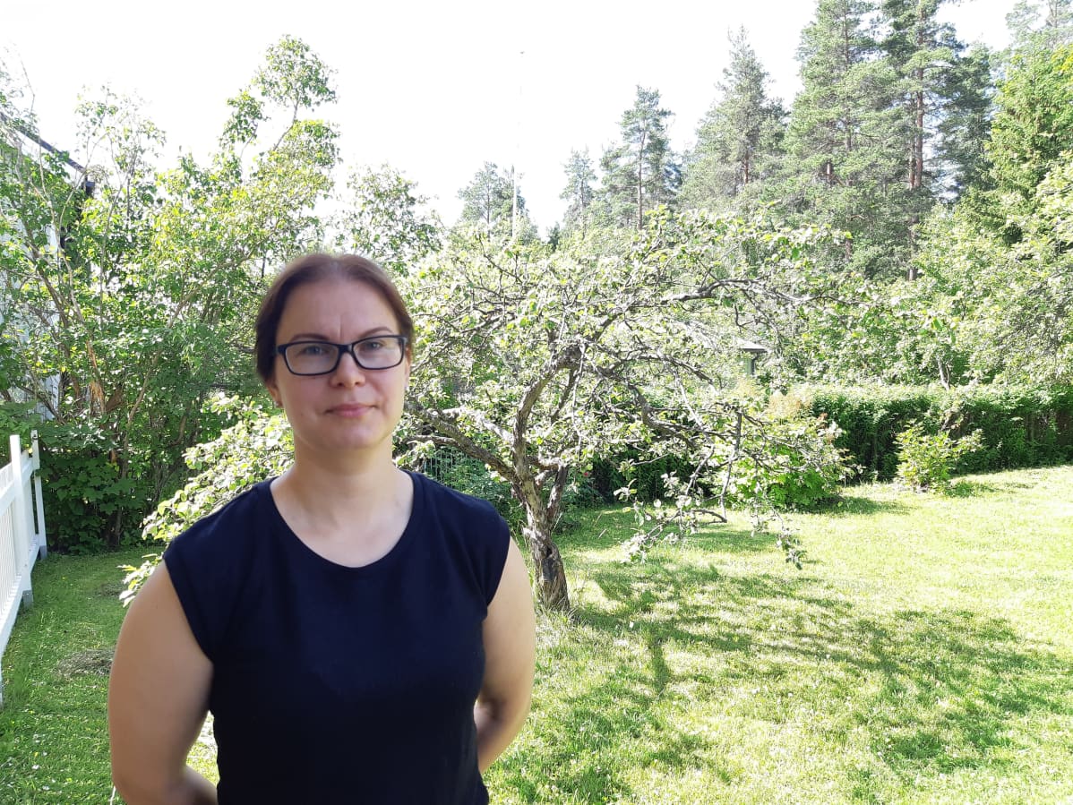 Mirkka Nousiainen kotipihallaan
