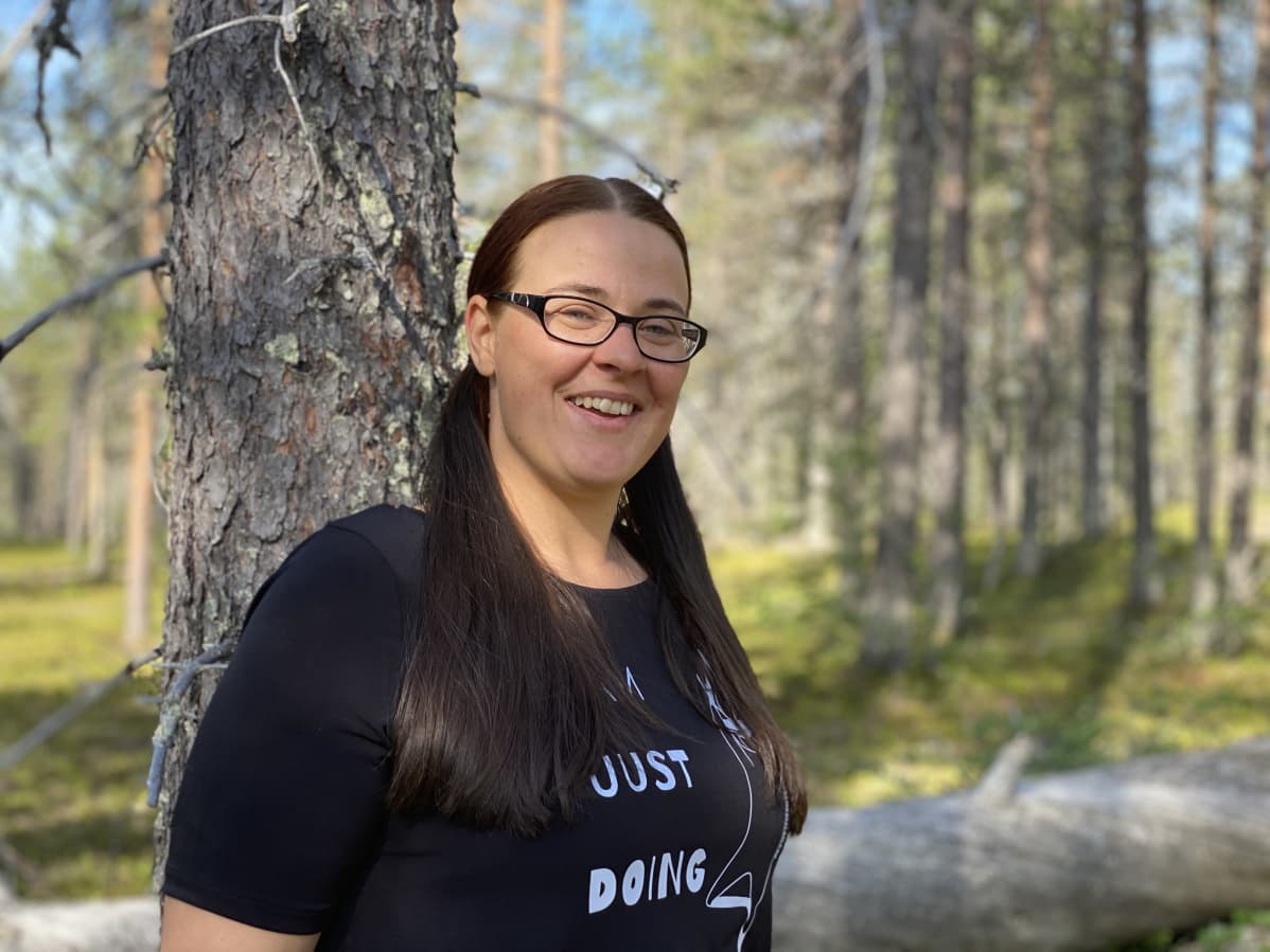 Metsäjoogaohjaaja Minna Kataja kotinsa takana avautuvassa metsässä, Saariselän Kiilopäällä.