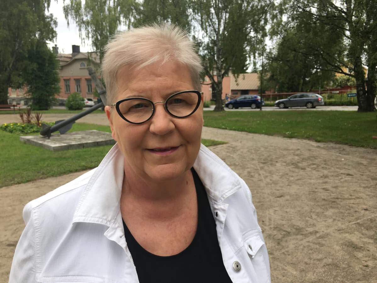 Terhi Päivärinta, kuntaliiton opetus- ja kulttuuriyksikön johtaja seisoo Pietarsaaressa puistossa haastateltavana.