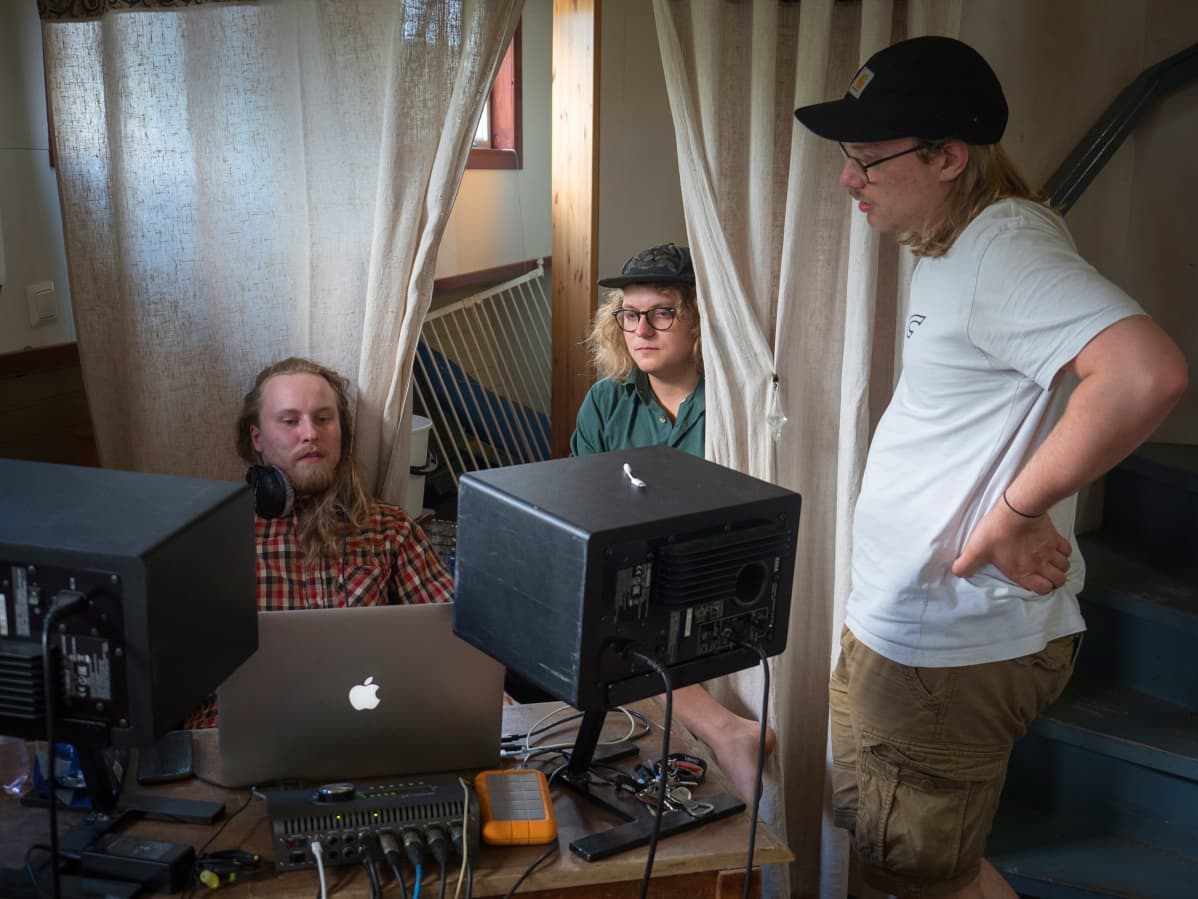 Miehiä musiikkistudiossa.