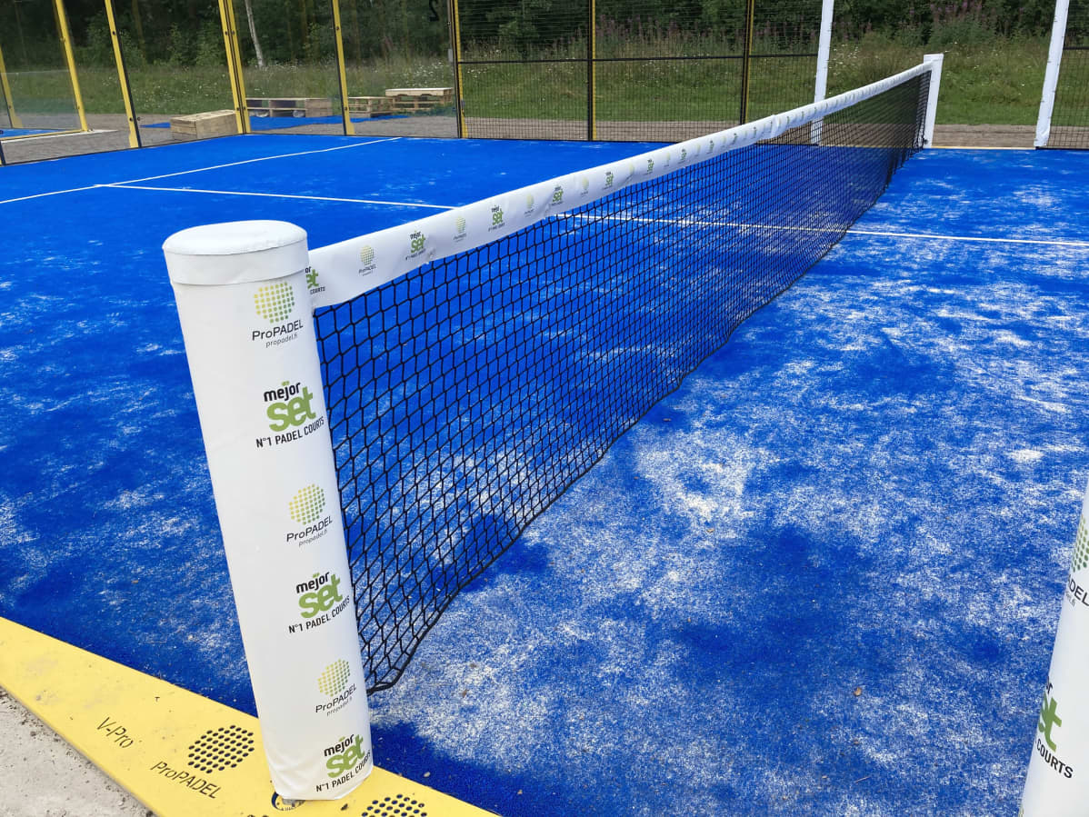 Tyhjä tenniskenttä.