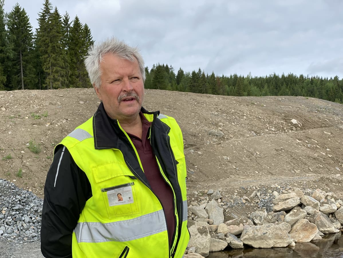 Petri Pucilowski seisoo ison maakasan edessä.