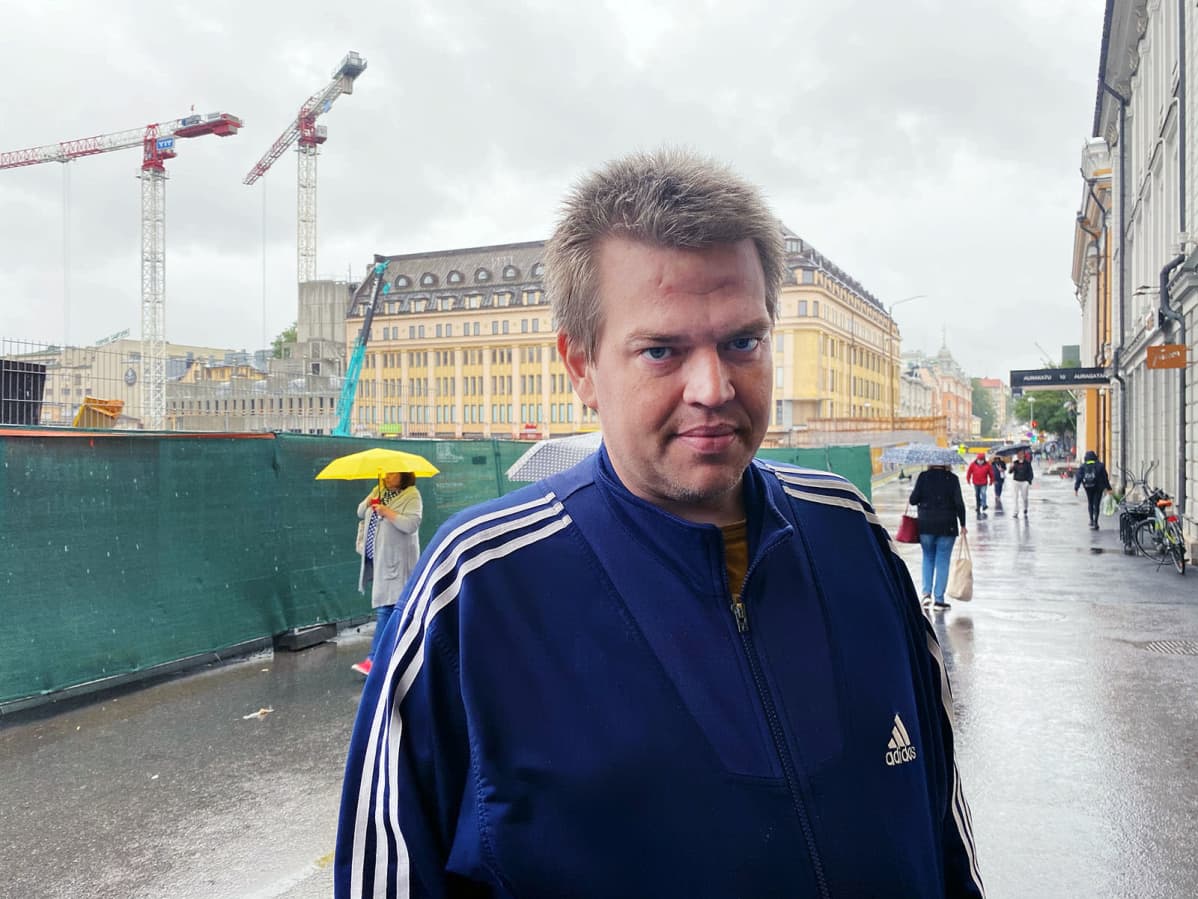 Turkulainen Jani Hakonen kuvattuna kauppatorin laidalla gallupia varten.