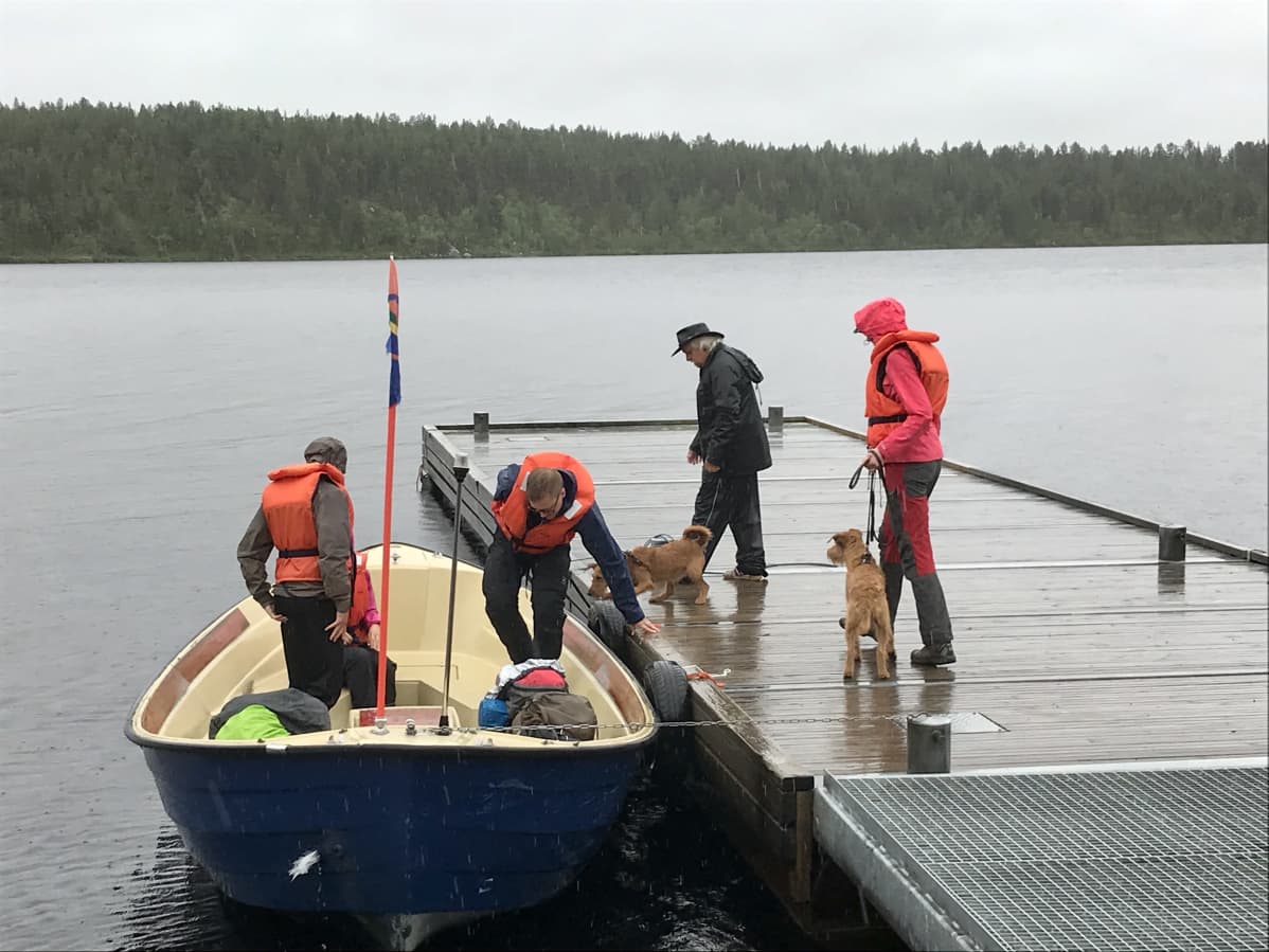 Matkailijoita Hetassa