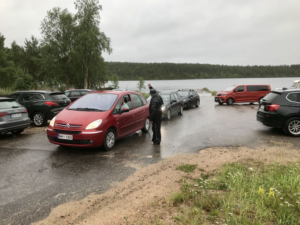 Matkailijoita Hetassa.
