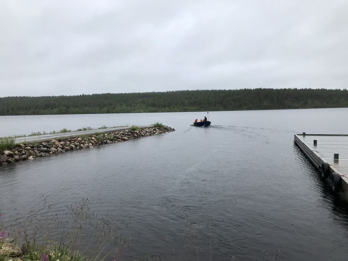 Matkailijoita Hetassa