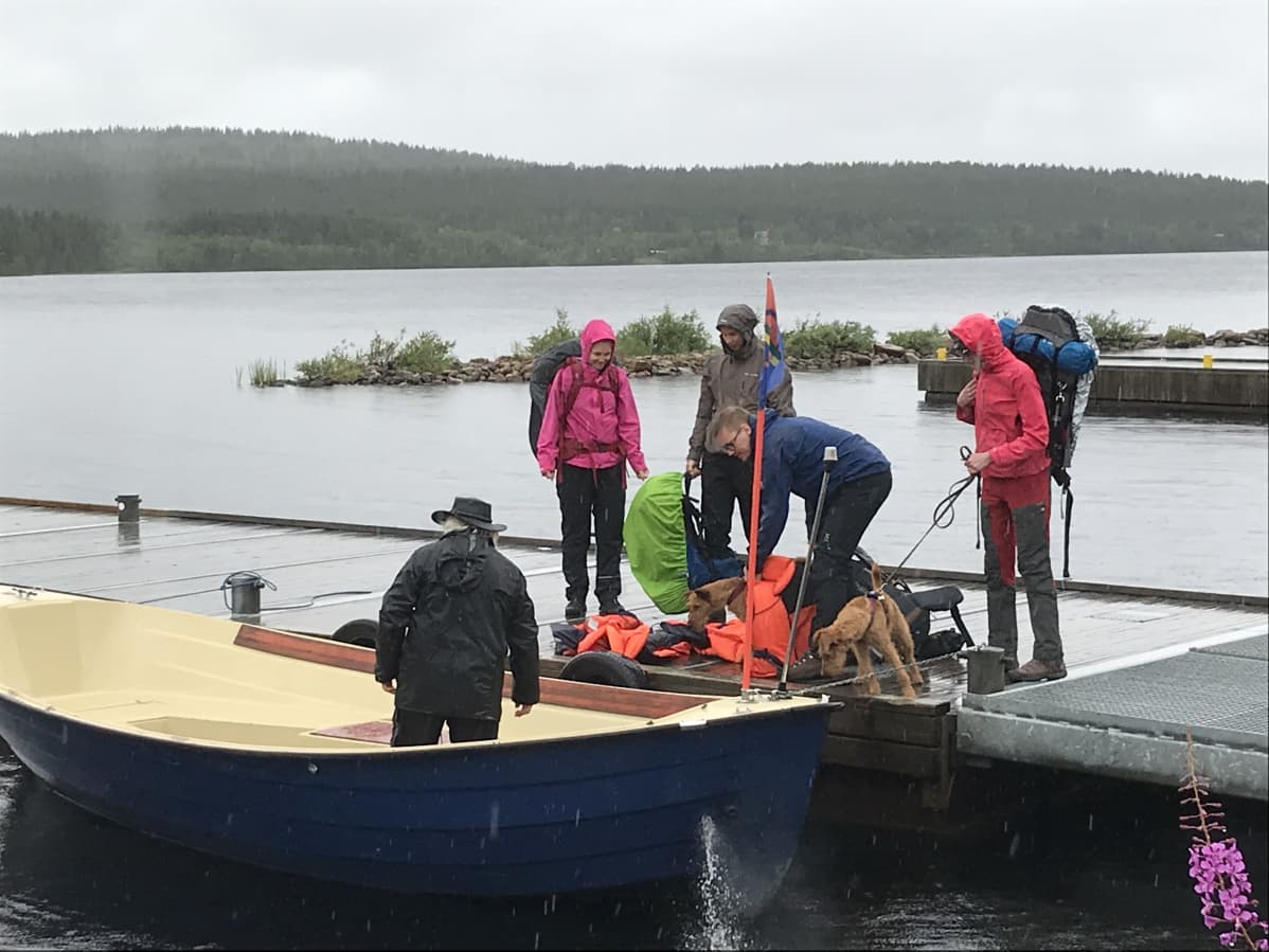 Matkailijoita Hetassa