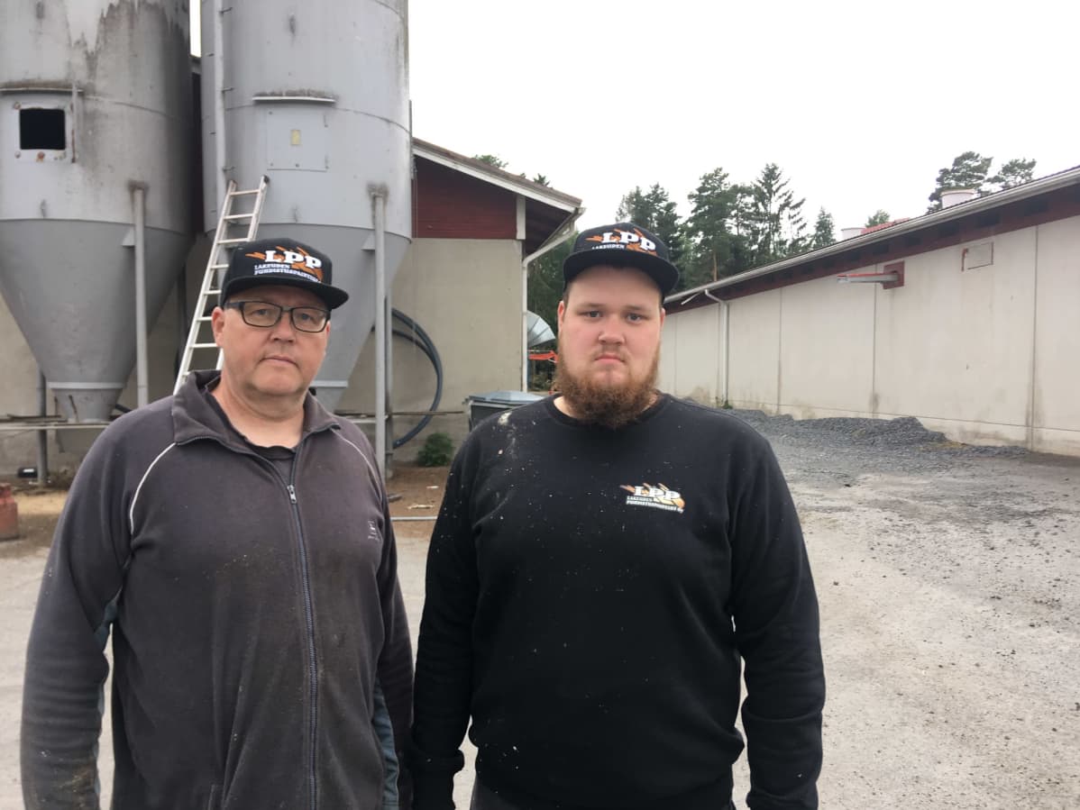 Matti ja Lauri Kivimäki. Taustalla näkyvät rakennukset pitää desinfioida tarkasti
