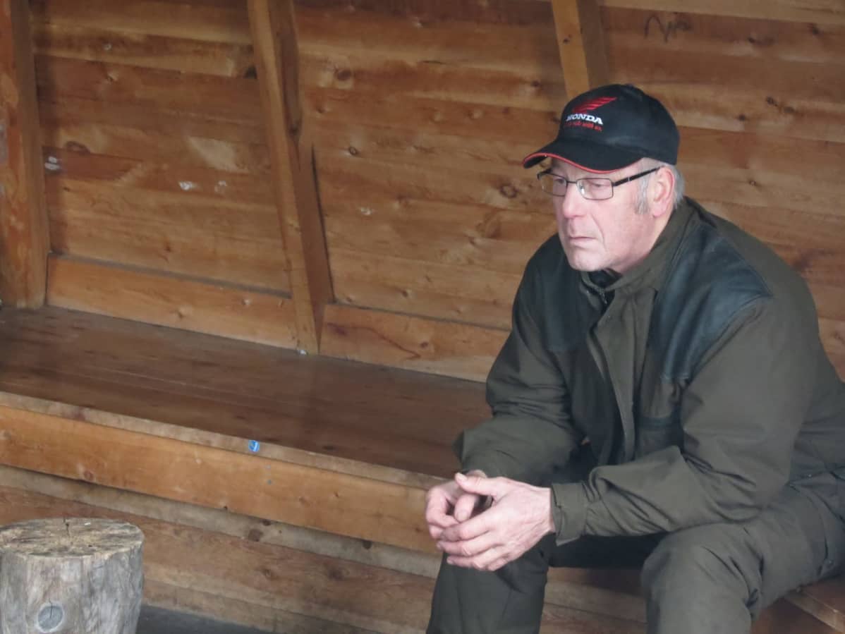 Veikko Aikio istuu laavulla