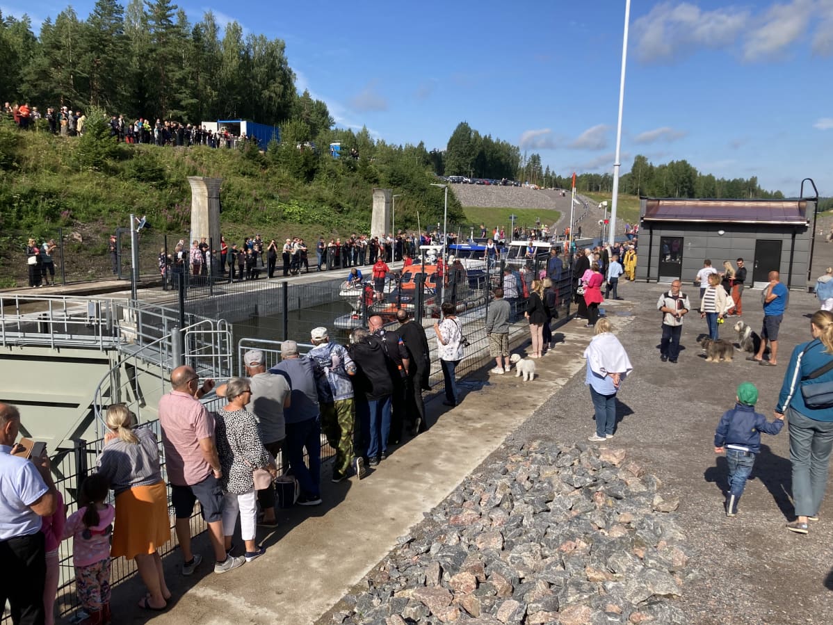 Yleisöä Kimolan kanavalla avajaisissa