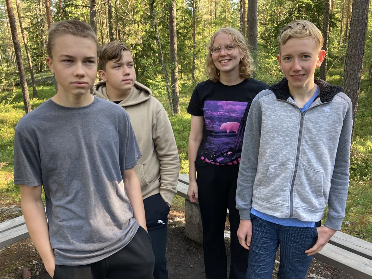 Mikael Mäki (vas), Robin Järvi, Alexandra Toom ja Erik Hed Prometheus-leirillä Nuuksiossa.