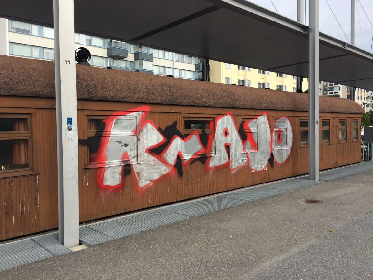 Mikkelin rautatieasemalla töhritty salonkivaunu.