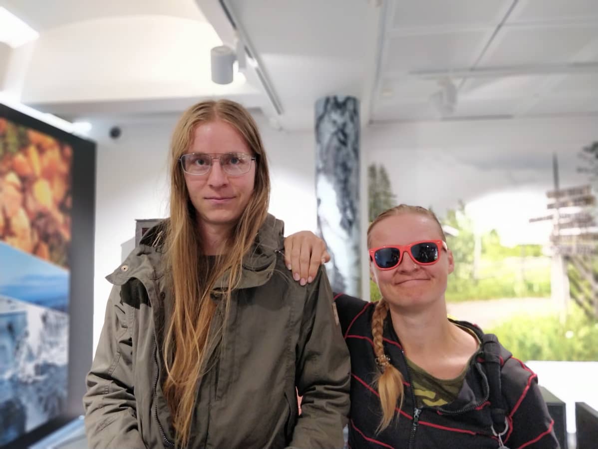 Kuvassa on kaksi kävijää Nightwish-näyttelyssä.