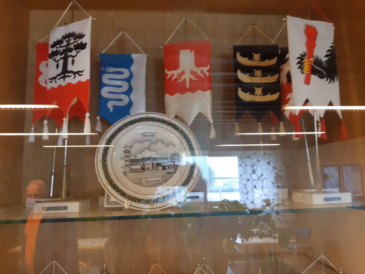 Keskisuomalaisten kuntien vaakunoita pöytäviireissä
