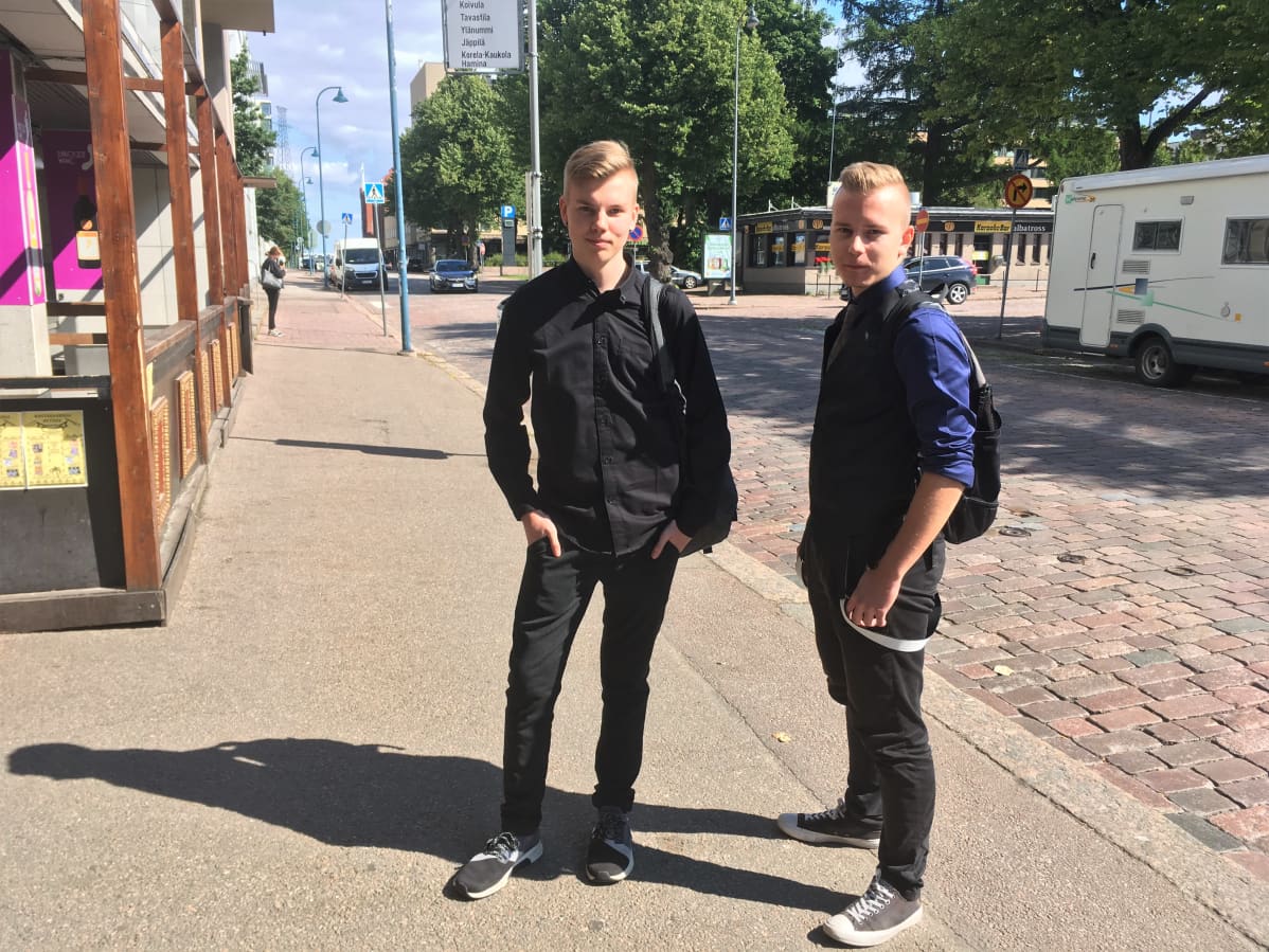 Ean lehtonen ja Jere Ryynäinen bussipysäkillä.