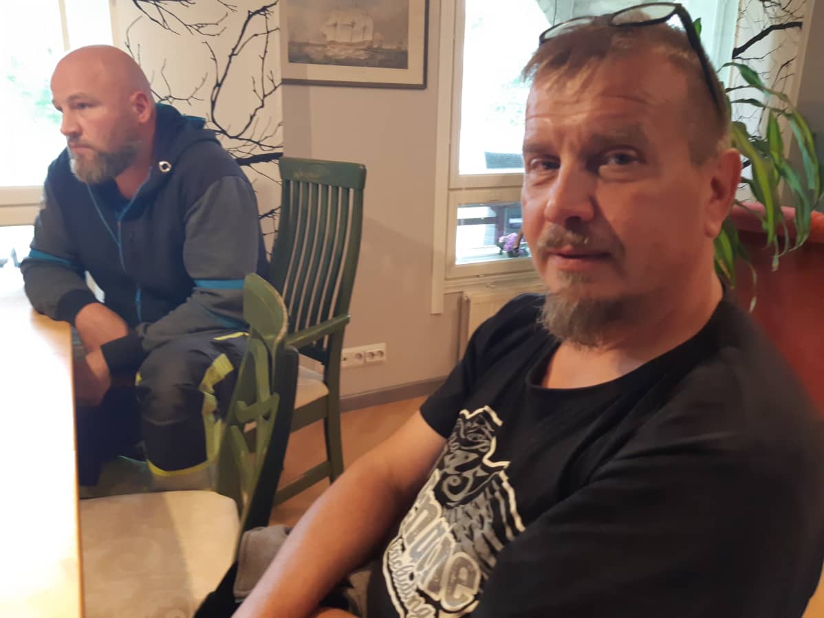 Kokoomuksen Jari Pihlasaho ja keskustan Arto Seppälä kahvipöydässä Kannonkoskella.