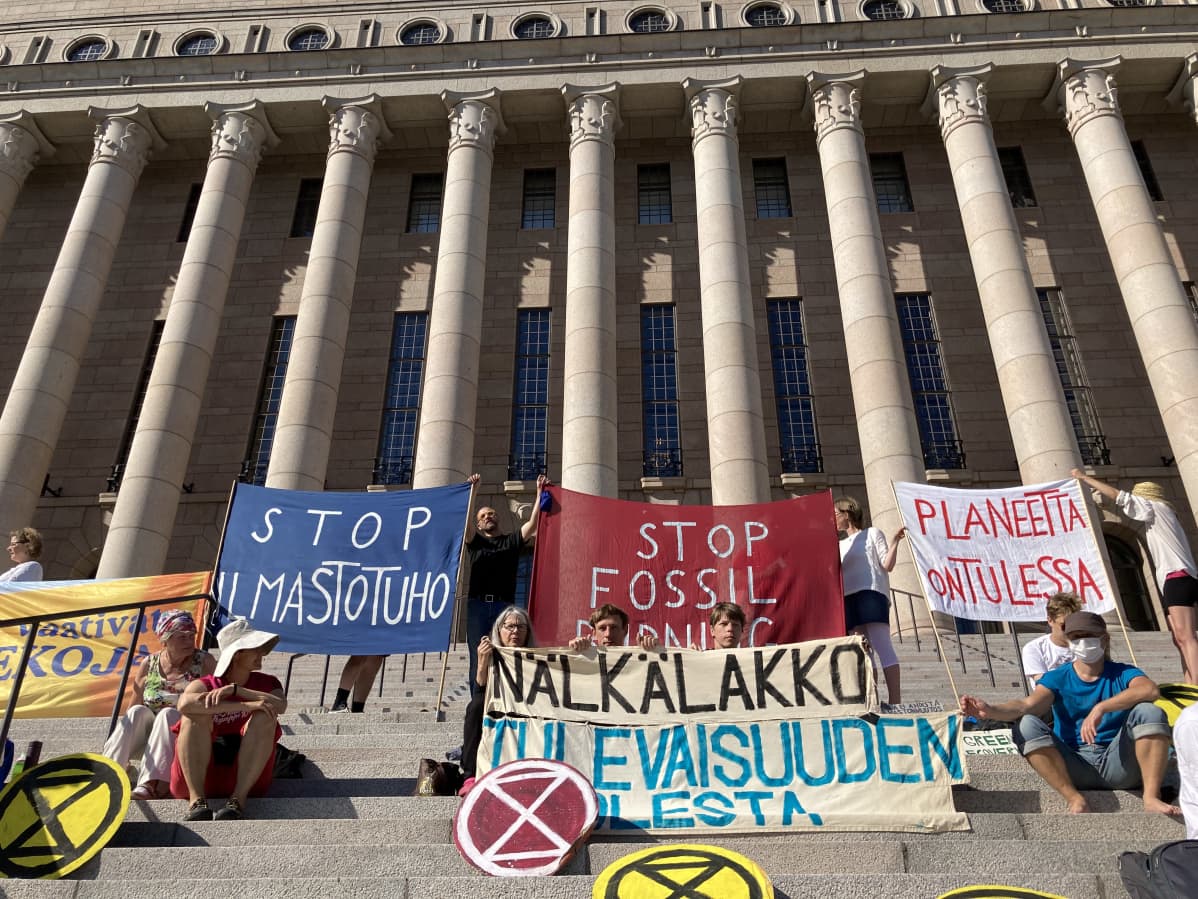 Elokapina-liikkeen aktiivit Eduskuntatalolla.