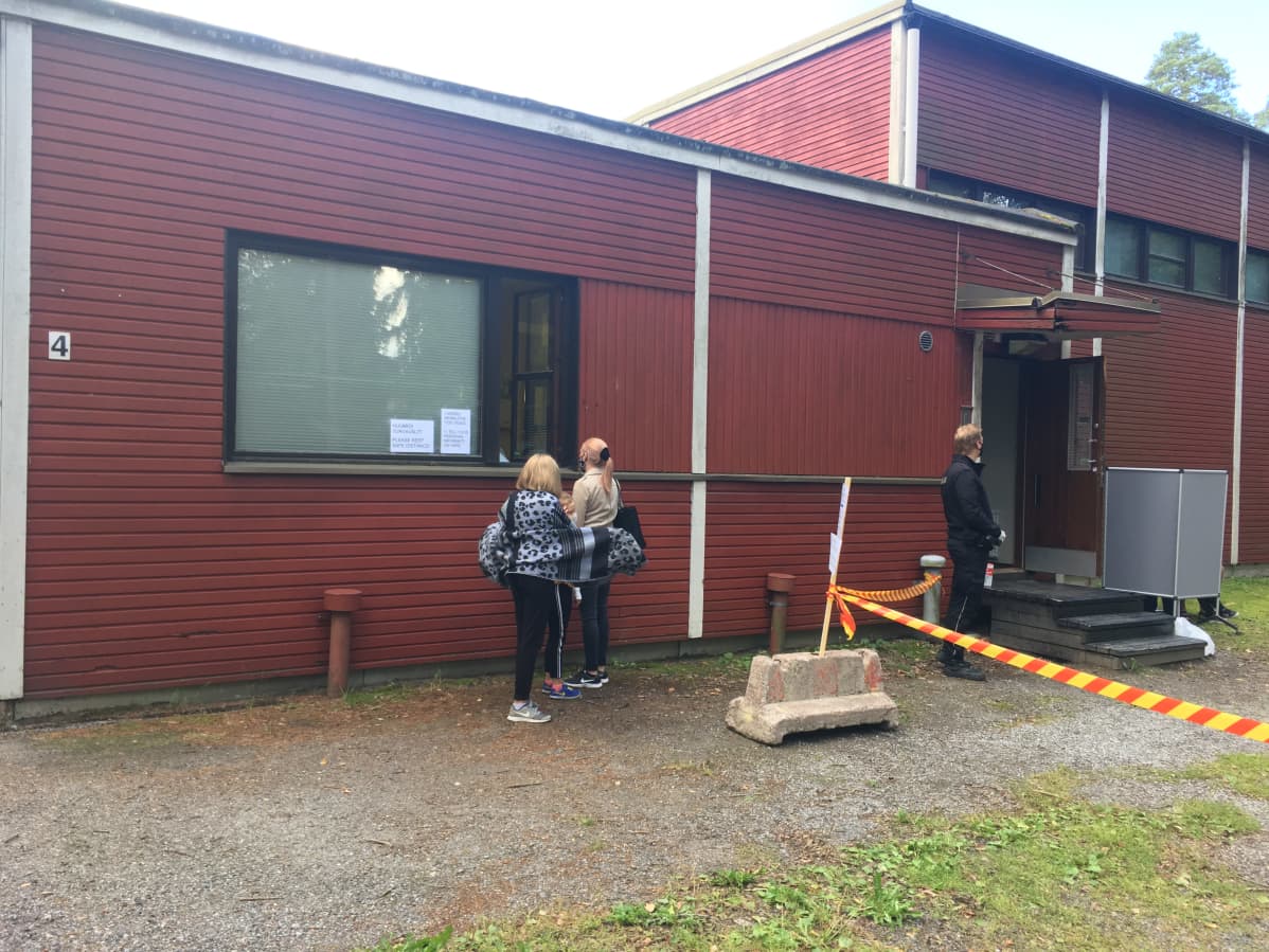 Koronavirustestausta Turun Varissuolla.