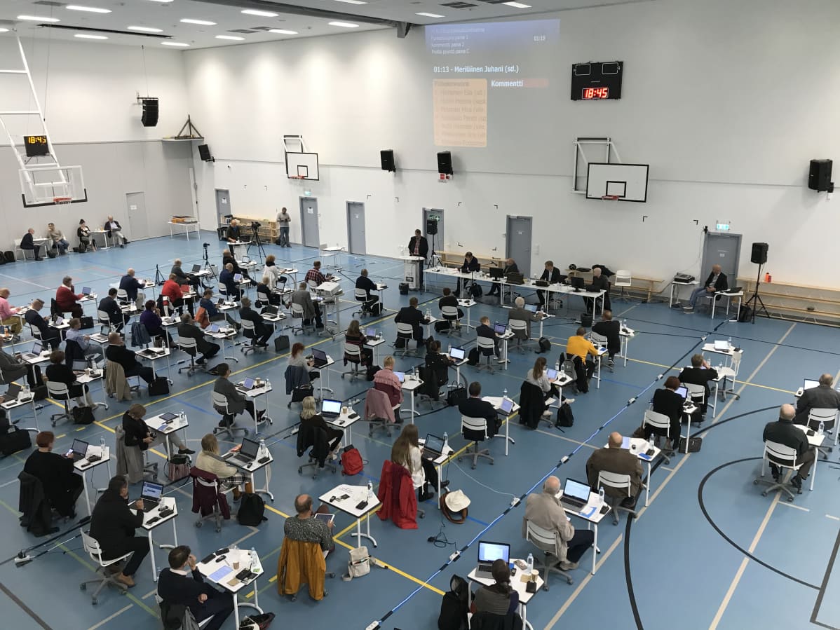 Joensuun kaupunginvaltuusto istuu Nepenmäen koululla elokuussa 2020.
