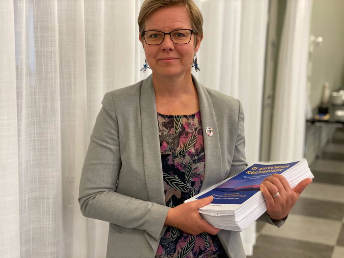 Ympäristö- ja ilmastoministeri Krista Mikkonen vastaanotti 37 200 nimen "Ei kaivoksia Käsivarteen" -adressin Helsingissä.