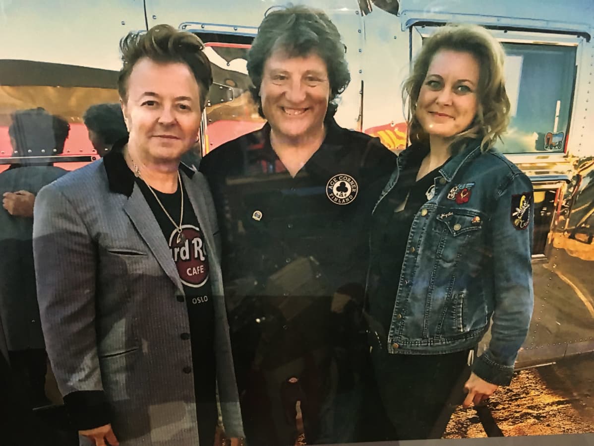 Brian Setzer, Riku Routo ja Setzerin vaimo, Julie Reiten