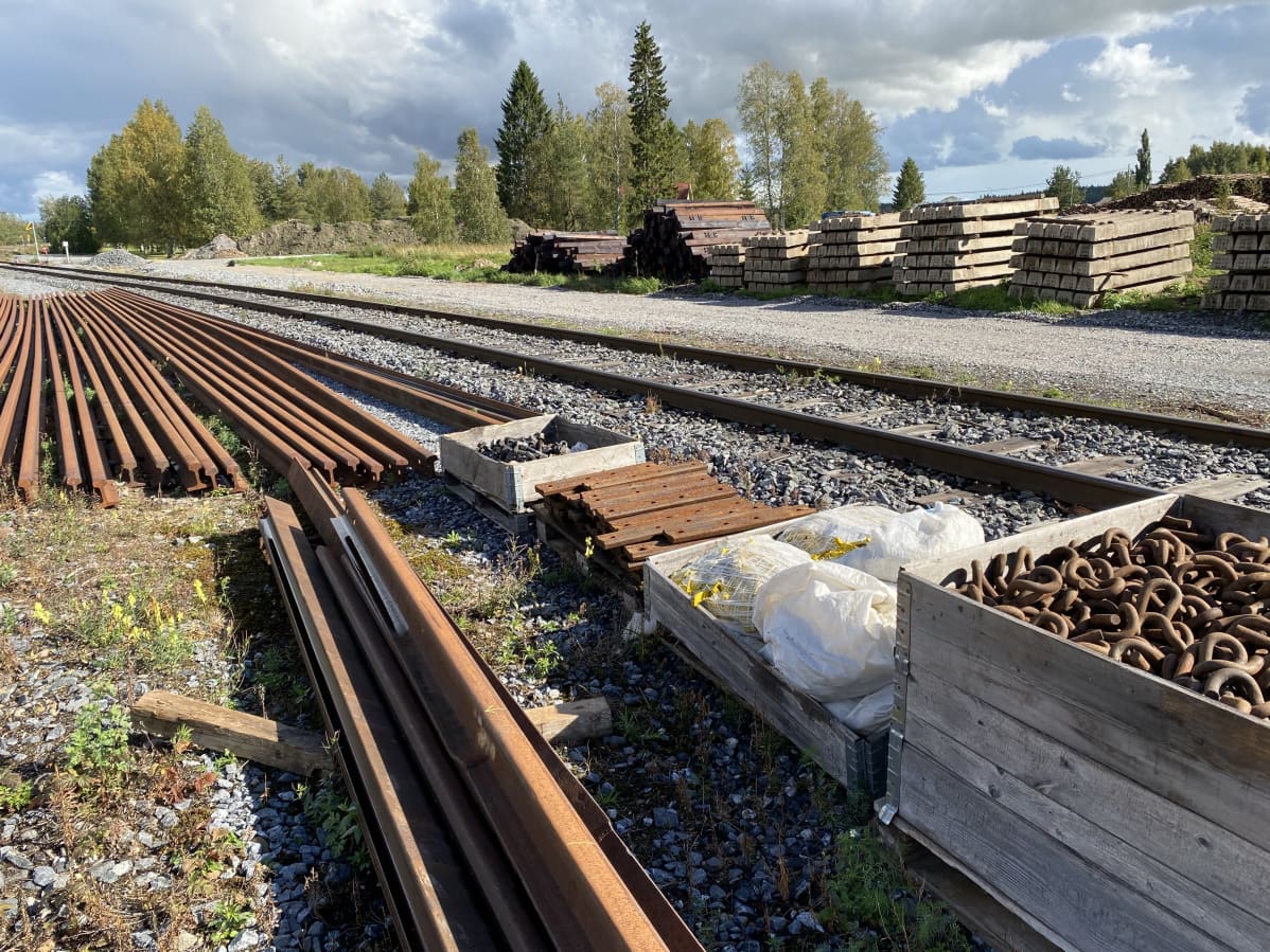 Kierrätyskiskoja ja ratapölkkyjä Teuvan rautatieasemalla