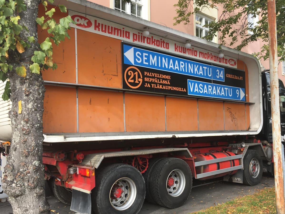 Puistokadun grilli kuorma-auton lavalla.