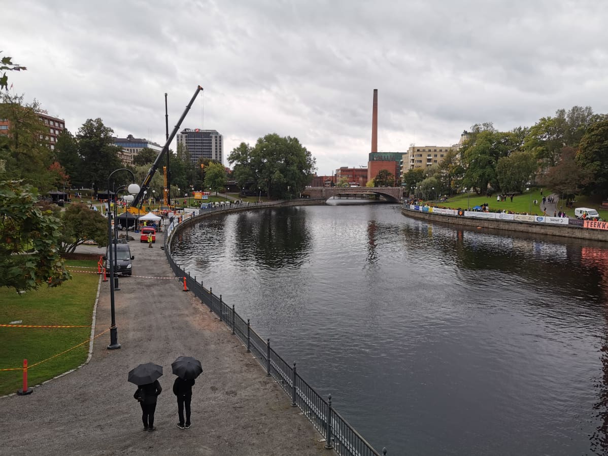 Syksyn 2020 teekkarikastetta seuraa Tammerkosken partaalla poikkeuksellisen vähän ihmisiä
