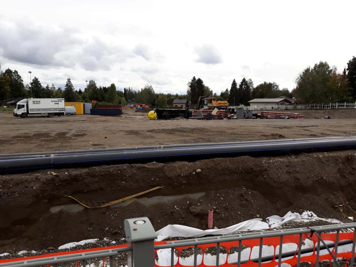 Karsikon koulun tontilla tehdään maanrakennustöitä.