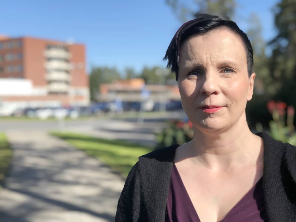 Kanta-Hämeen sairaanhoitopiirin johtajaylilääkäri Sally Järvelä kekussairaalan ulkopuolella kuvattuna.