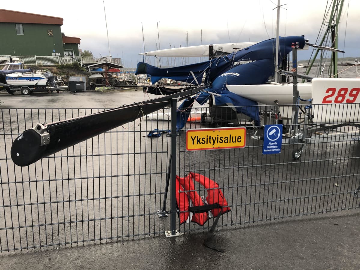 Myrsky on jo katkonut puita, mutta myös mastoja, kuten kuvassa.