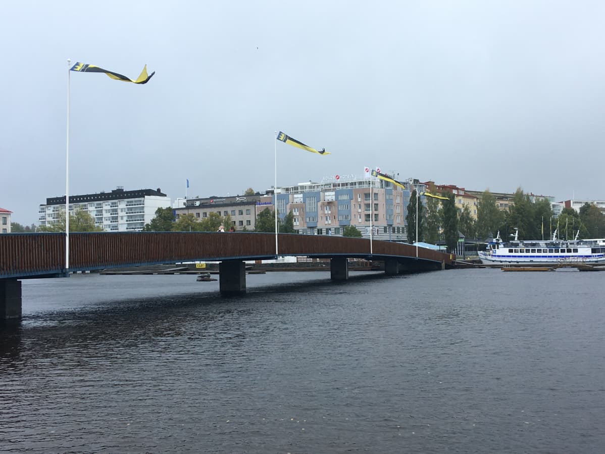 Viirit liehuvat Savonlinnassa.