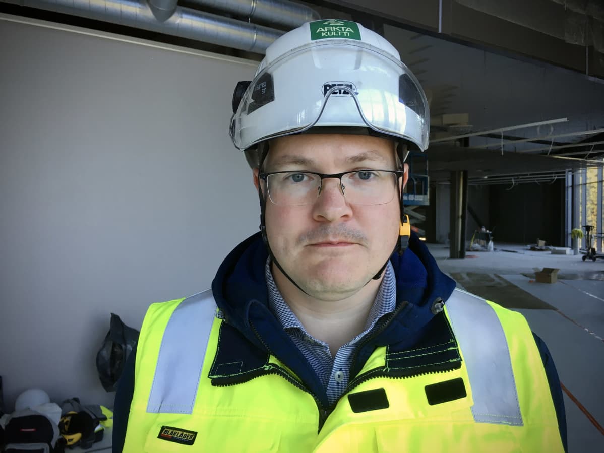 Arkta Kultti OY:n toimitusjohtaja Tommi Rintamäki työmaavatteet päällä Vaasan jäähallin rakennuskohteessa.
