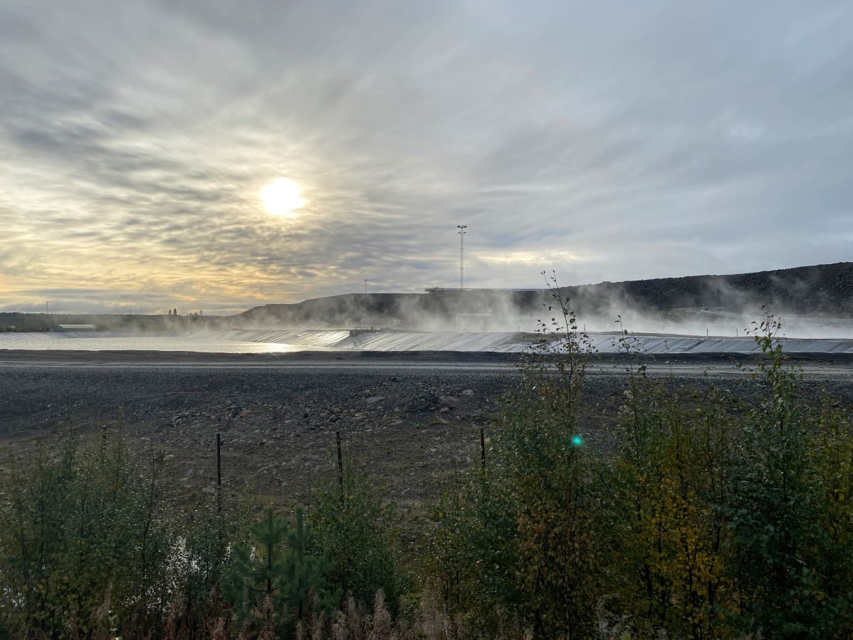 Aurinko nouseee Terrafamen kaivosalueella.