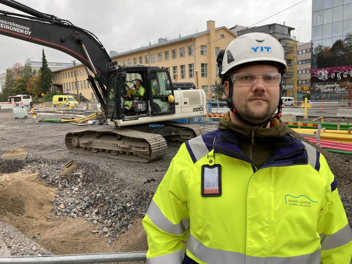 Raide-Jokerin liikennejärjestelyvastaava Joonas-Petteri Kallonen kertoo työmiesten saavan ohikulkijoilta aika ajoin suoraa palautetta järjestelyistä.