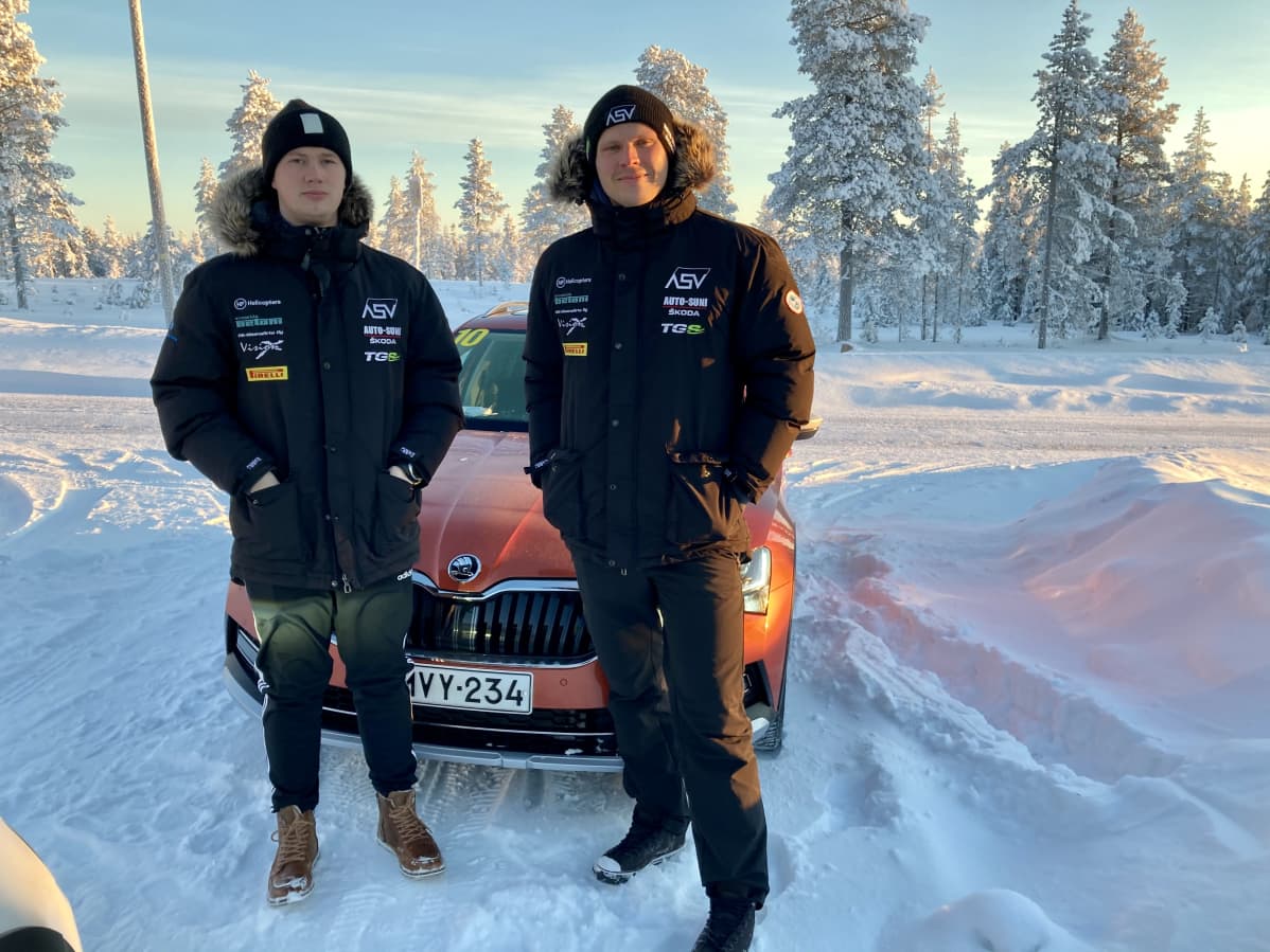 Ralliautoilija valmistautuu Tunturiralliin.