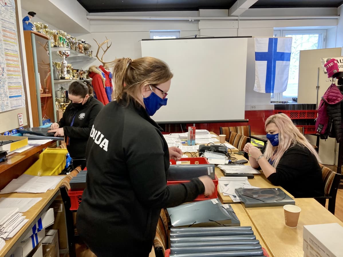 Talkoolaisia töissä MM-rallissa Rovaniemellä