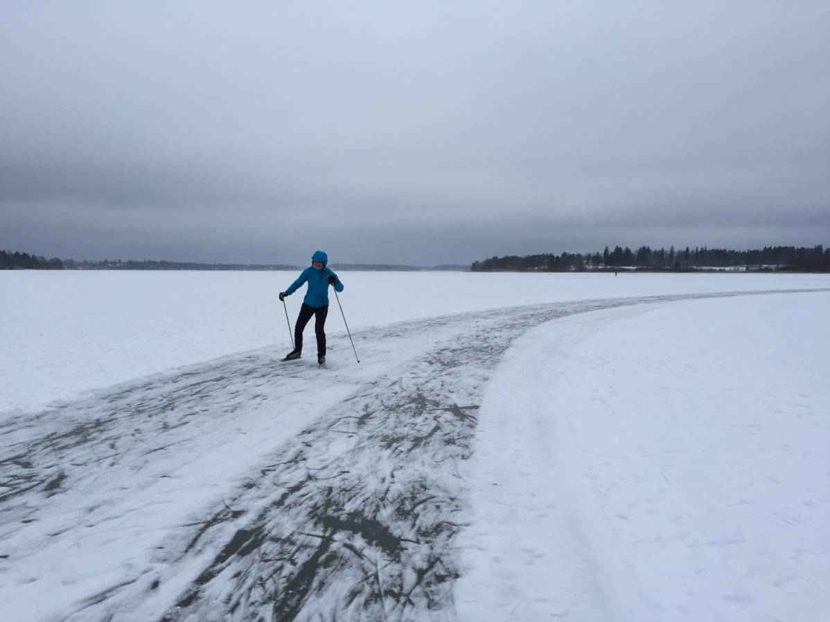 Marja-Leena Nurminen luisteli tänään 11.1.2015 Tuusulanjärven Järvenpään puoleisessa päässä.