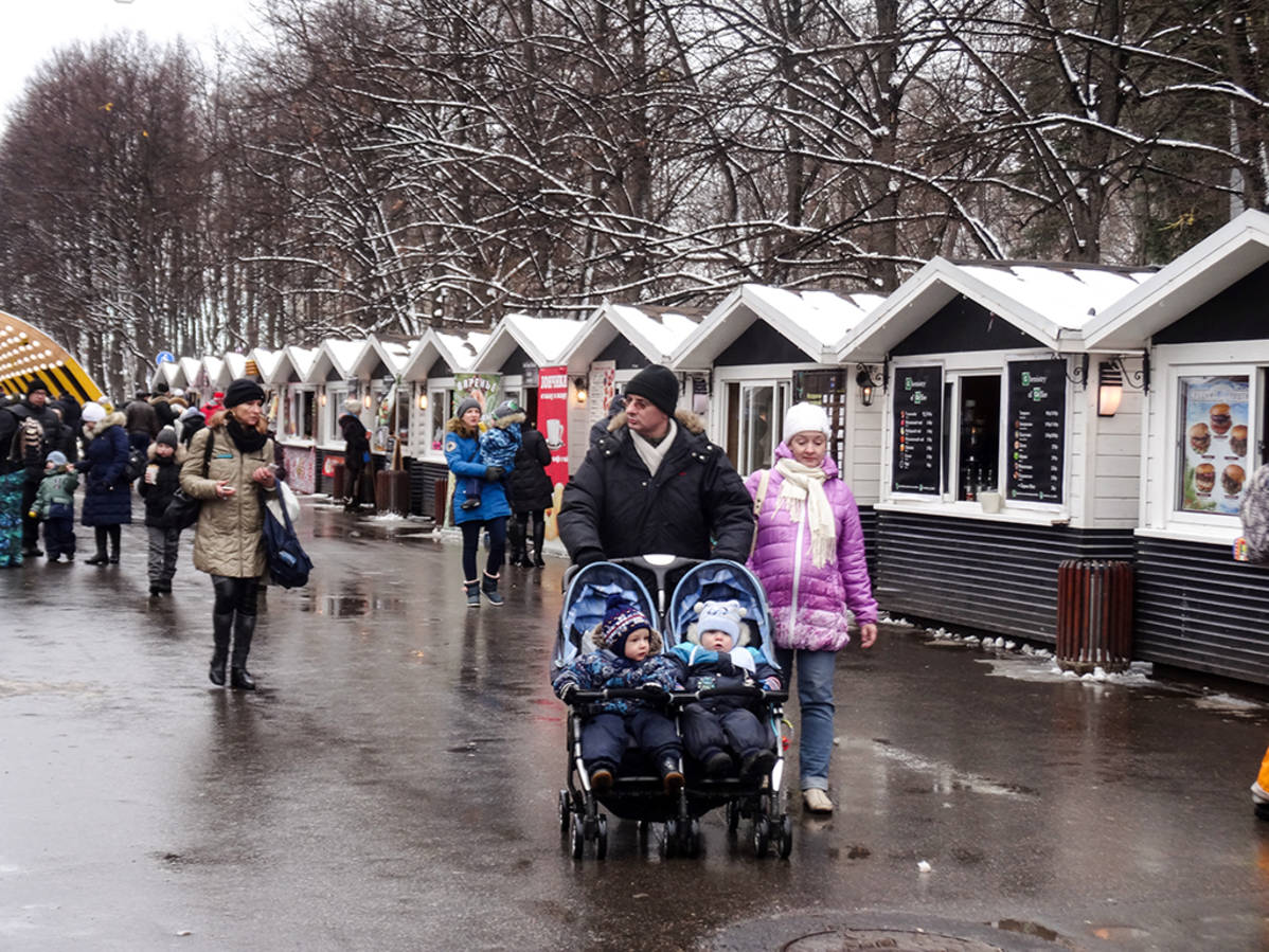 ihmisiä kävelyllä ja rivistö myyntikokjuja