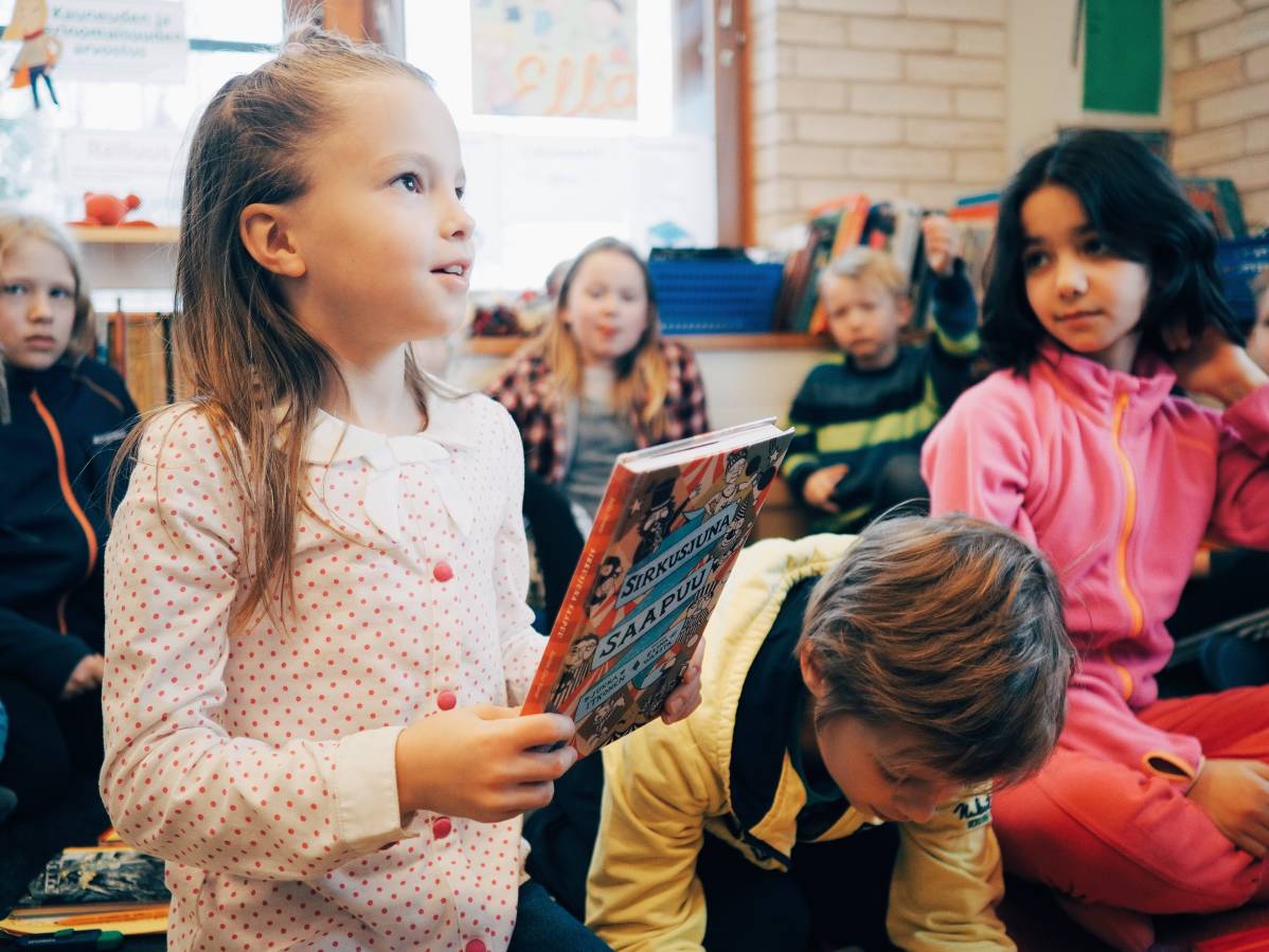 Anna esitteli kaverivinkkaustunnilla Sirkusjuna saapuu -kirjaa.