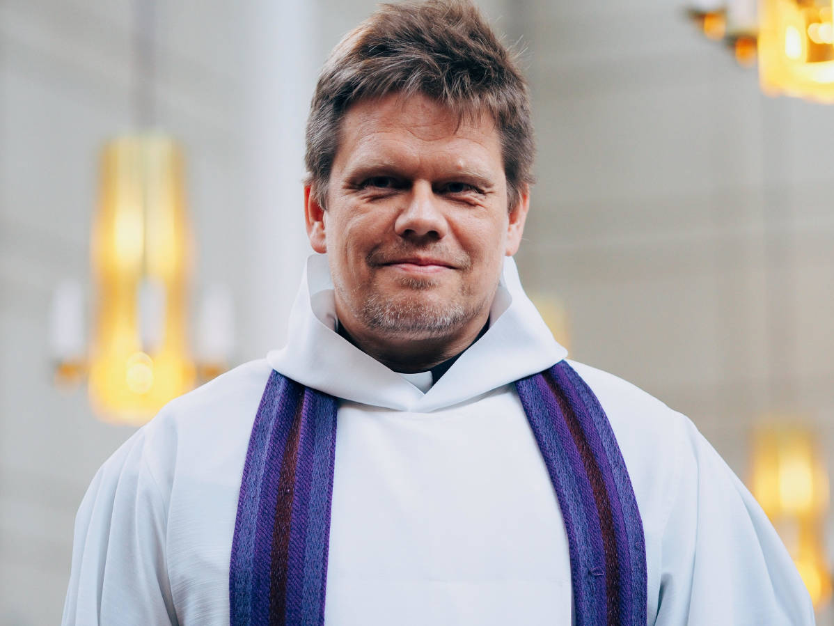 pappi Marko Heusala Lauttasaaren seurakunta