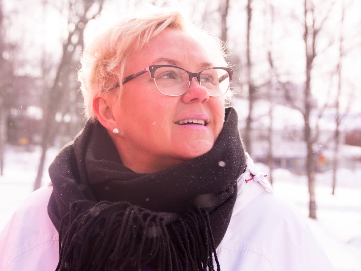 Entinen kätilö Tarja Kovalainen seisoo vanhan työpaikkansa pihalla ja muistelee onnellista aikaansa unelmatyönsä parissa