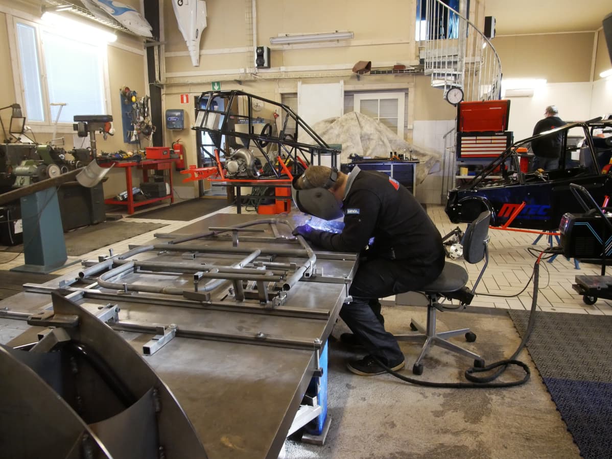 Auton valmistuksessa on pyritty mahdollisimman suureen omavaraisuuteen.