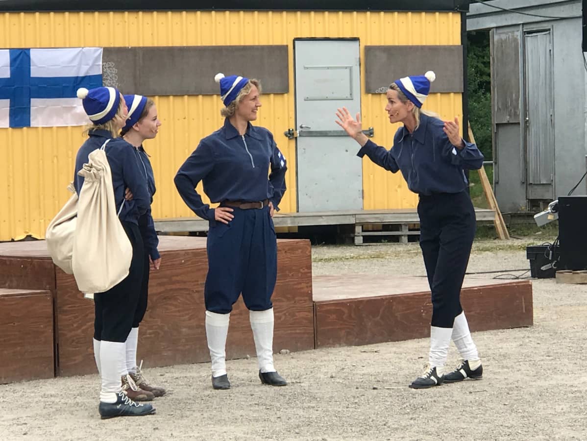Neljä naishiihtäjää keskustelee lavalla Äitee ja kilpasiskot-näytelmän harjoituksissa.