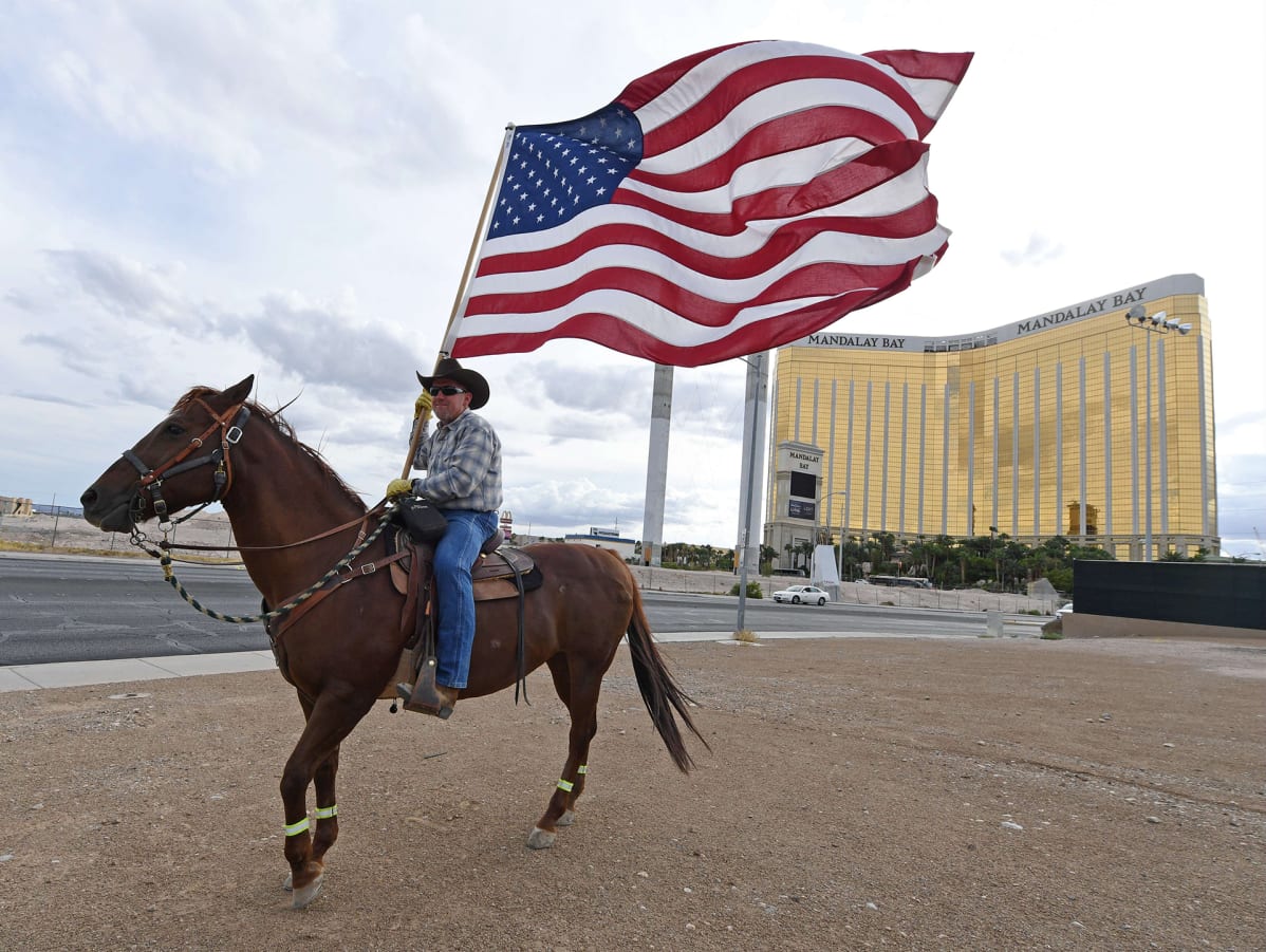 Rafael Sarabia ratsasti hevosellaan Las Vegasin Mandalay Bay -hotellialueen edustalla kunnioittaakseen vuoden takaisen joukkosurman uhrien muistoa 1. lokakuuta.