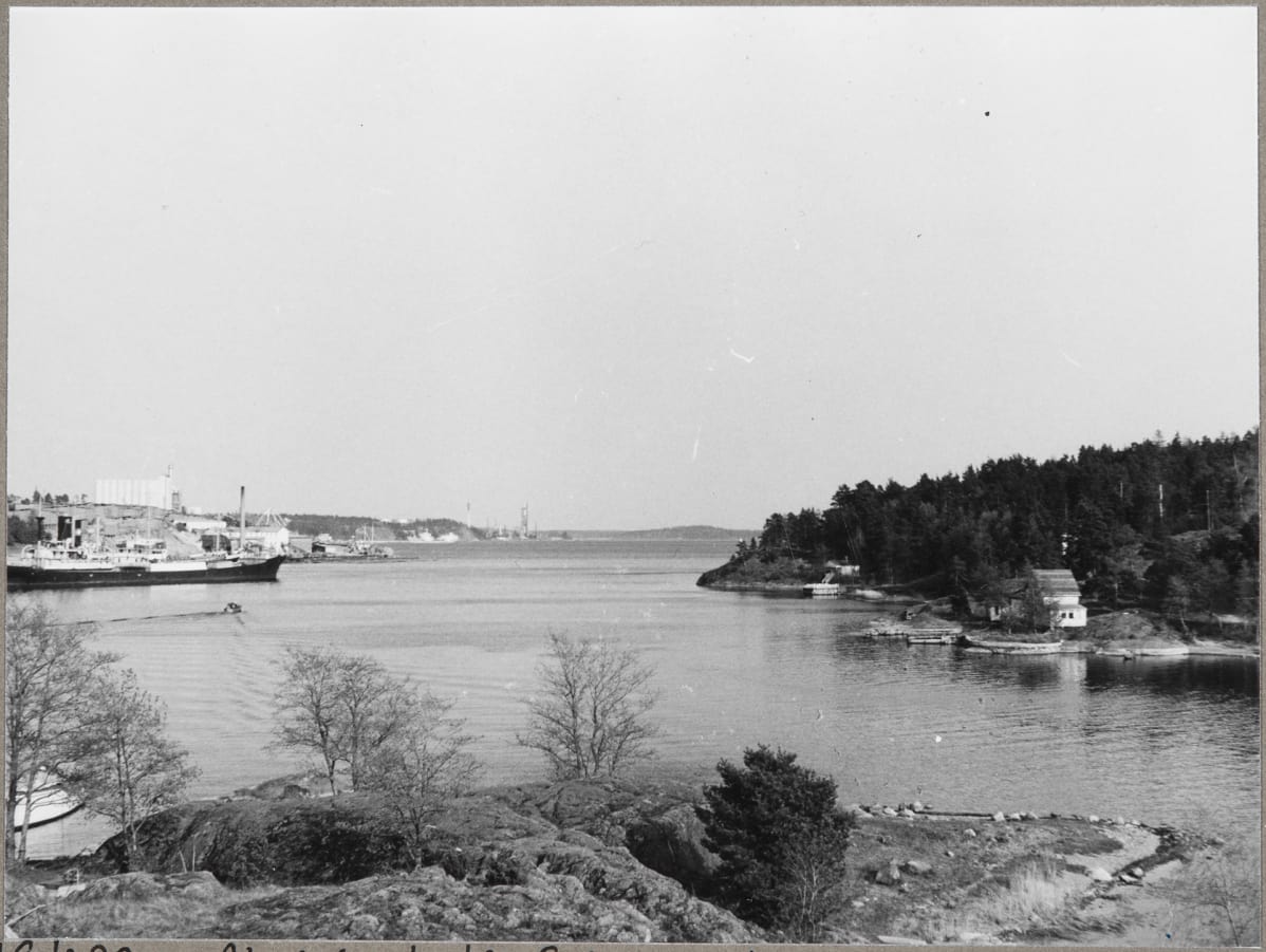 Mustavalkokuva salmesta.