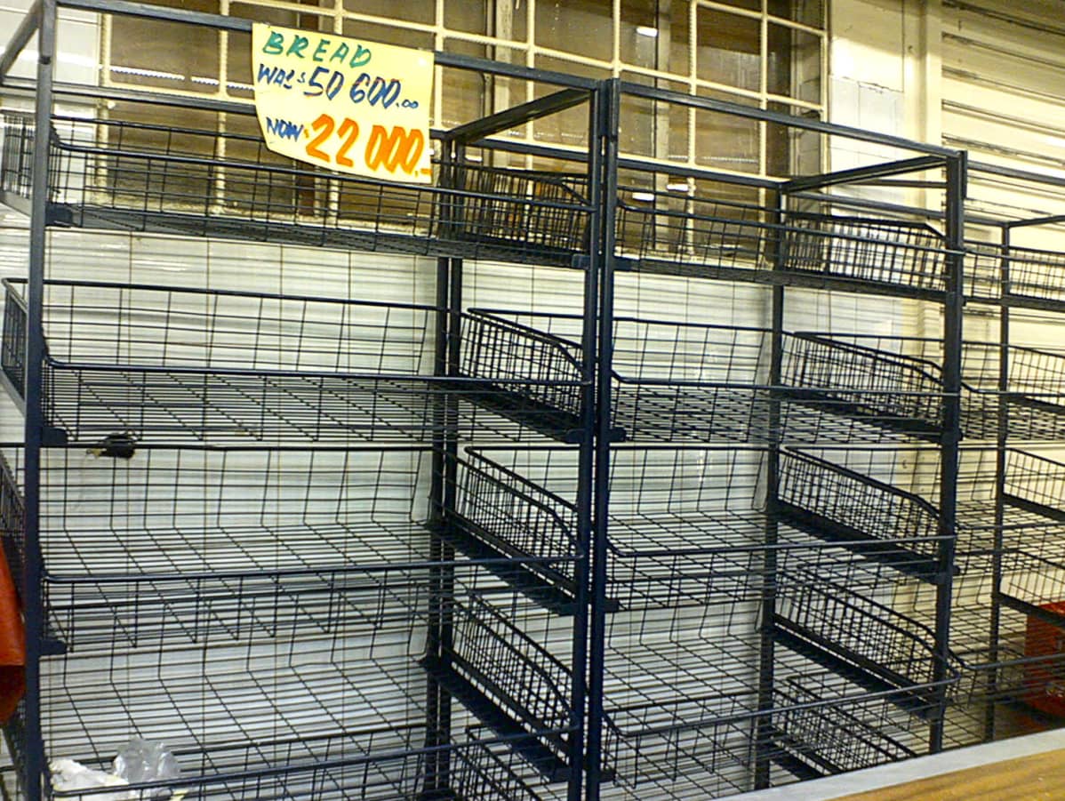 Tyhjiä leipähyllyjä hararelaisessa kaupassa vuonna 2007.