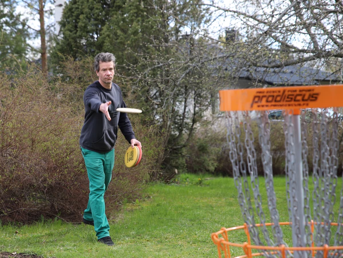 Sami Ylipihlaja pelaa frisbeegolfia.
