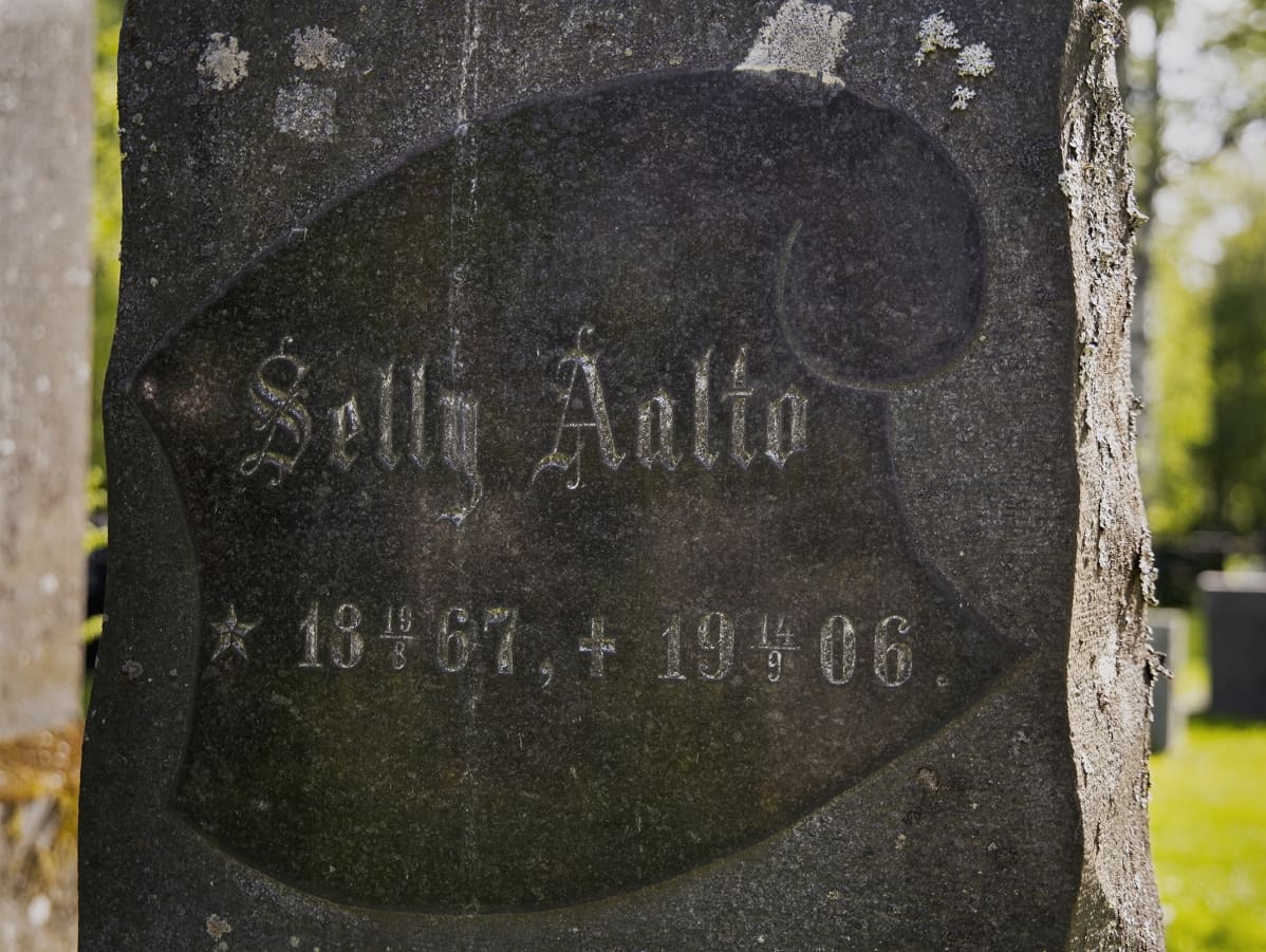 Selly Aallon hautakivi Jyväskylän vanhalla hautausmaalla.